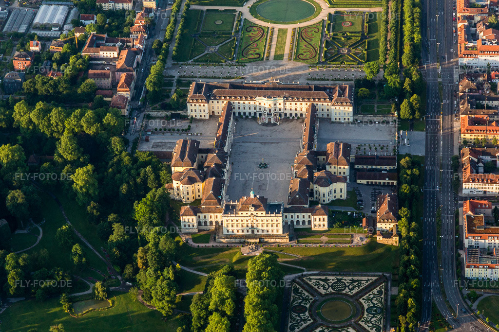 Luftbild: Schloßpark blühendes Barock von Schloß Residenzschloss Ludwigsburg und Favoritepark in Ludwigsburg im Bundesland Baden-Württemberg in Deutschland. Foto: IMG_101549.jpg vom 08.07.2017 durch Werner Riehm/FLY-FOTO.de