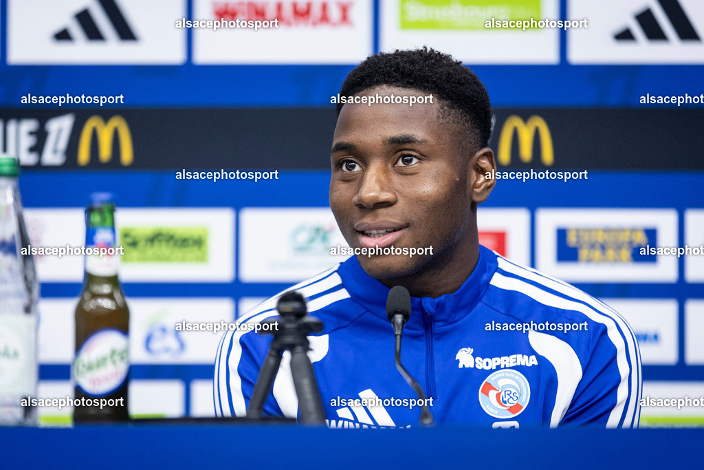 _B7A5179 | Dario Essugo, midfielder of Racing Club de Strasbourg Alsace, speaks during a press conference at Stade de la Meinau in Strasbourg, France, on October 23, 2026, ahead of the Ligue 1 match against Stade Rennais FC. - Realisiert mit Pictrs.com