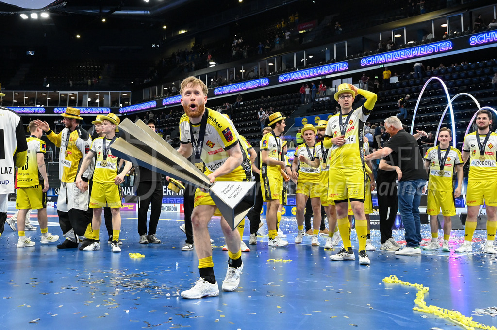 Zug United - HC Rychenberg - 25. April 2026 | Noah Püntener (#19 HC Rychenberg Winterthur) mit dem Pokal am L-UPL Superfinal-Spiel zwischen Zug United und HC Rychenberg am 25. April 2026 in der BCF Arena, Fribourg, Schweiz.Bild: Sportfotografie Markus Aeschimann | www.markus-aeschimann.ch - Realisiert mit Pictrs.com