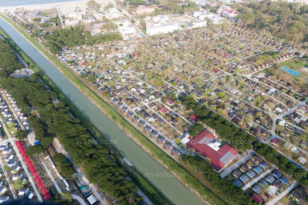 Aerial view: View of the town in Zadina Pineta in the state Emilia Romagna, Italy. – Photo: IMG_098452.jpg taken on 04/05/2017 by Werner Riehm/FLY-FOTO.com – Resolution of the original: 5472 x 3648 px
