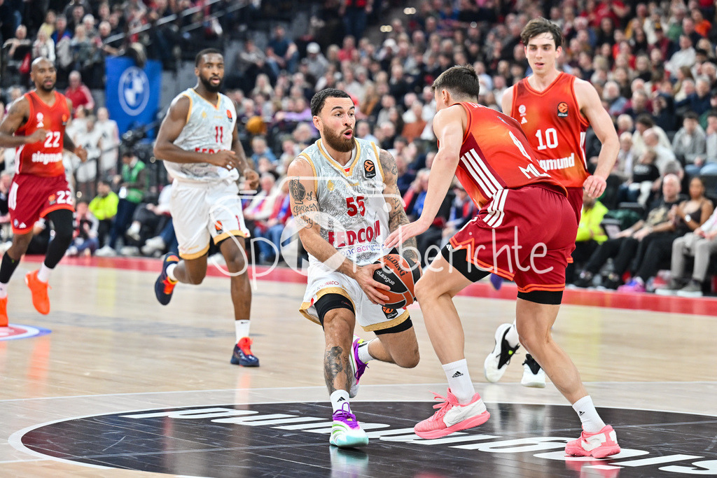 FC Bayern Basketball - AS Monaco Basket | MUNICH, GERMANY - 05. FEBRUARY: im Duell Mike JAMES (AS Monaco Basket 55) und Justianian JESSUP (FC Bayern Basketball 10) während dem Match zwischen dem FC Bayern Basketball und dem AS Monaco Basket am 27. Spieltag der EuroLeague im SAP GARDEN