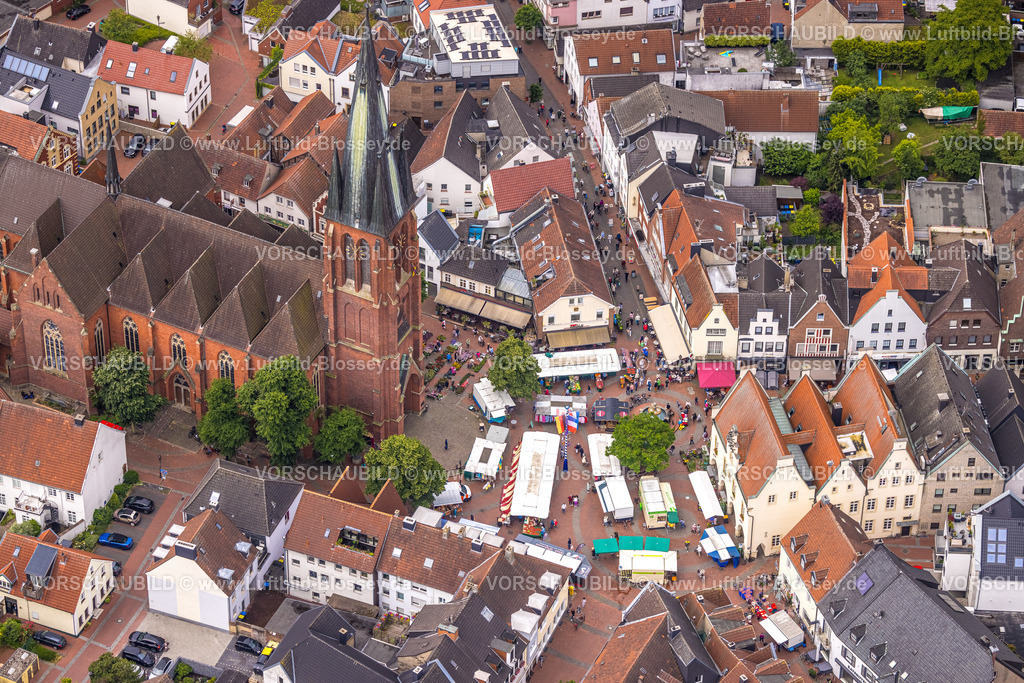 Haltern220602643 | Luftbild, Altstadt mit kath. Kirche St. Sixtus, Marktstände auf dem Marktplatz, Haltern-Stadt, Haltern am See, Ruhrgebiet, Nordrhein-Westfalen, Deutschland