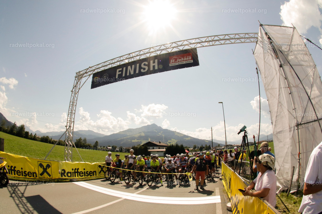 651_20230817_Bewerb_Maenner_Muehlanger | AUT - OESTERREICH, 2023-08-16: SPORT RENNRAD-FAHREN - 55. INTERNATIONALER RADWELTPOKAL IN ST. JOHANN IN TIROL  - Vintage-Radrennen mit WM-Bronze-Medaillen-Siegerin Christina Schweinberger, den Teilnehmer und Alexander Baumann (vom Orginastions-Team) - TAG 2 BEWERB MAENNER IN SECHS GRUPPEN  ; Foto: Roland Muehlanger