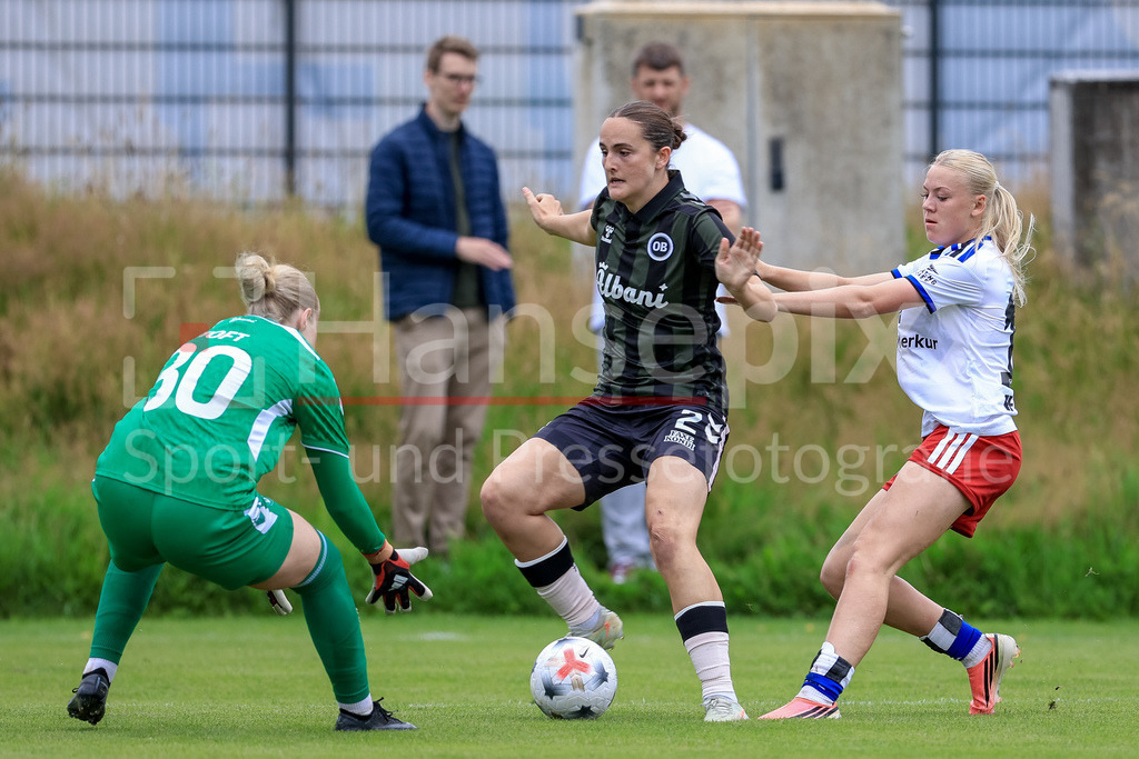 Fussball, Testspiel Frauen, Hamburger SV - Odense BK | v.li.: Celine Toft (Torhüterin, Torwart, Odense BK, 30), Laura Sehested (Odense BK, 2) und Lena Martens (Hamburger SV, 18) im Zweikampf, Duell, Dynamik, Aktion, Action, Spielszene