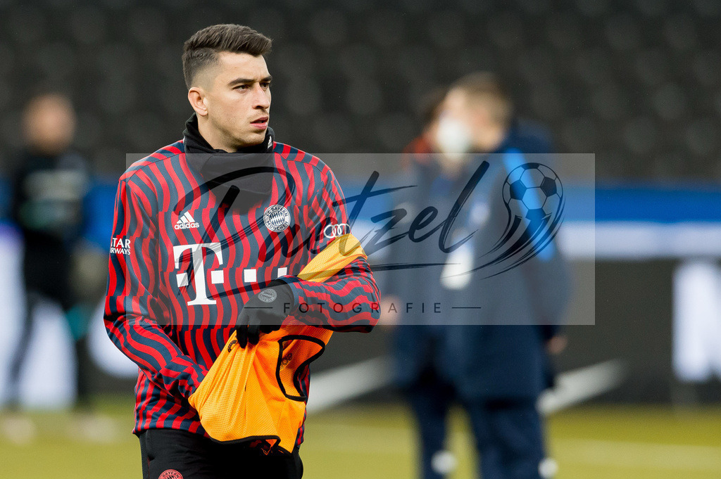 BSCFCB20220123_191 | Fussball, Herren: Marc Roca (FC Bayern Muenchen) schaut bei dem Spiel der 1. Bundesliga zwischen Hertha BSC und FC Bayern Muenchen im Olypiastadion am 23.01.2022 in Berlin, Deutschland.DFB / DFL REGULATIONS PROHIBIT ANY USE OF PHOTOGRAPHS AS IMAGE SEQUENCES AND/OR QUASI-VIDEO. - Realisiert mit Pictrs.com