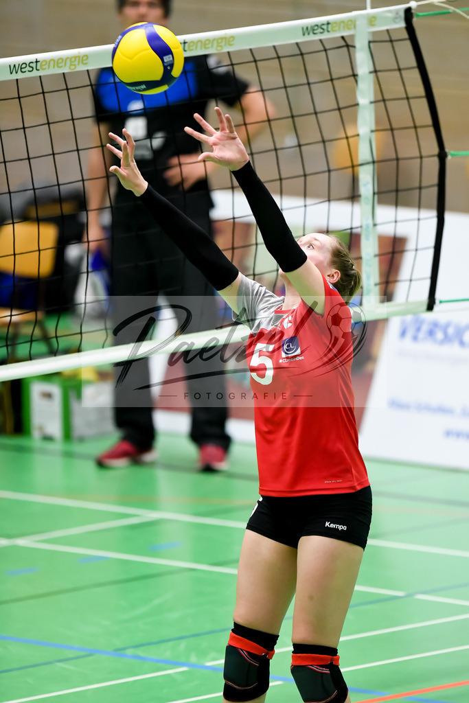 VCOBWA20211106_118 | Volleyball, Frauen:   bei dem Spiel der 3. Liga West zwischen VC Osnabrueck und SV BW Aasee in der Schlosswallhalle am 06.11.2021 in Osnabrueck, Deutschland. - Realisiert mit Pictrs.com