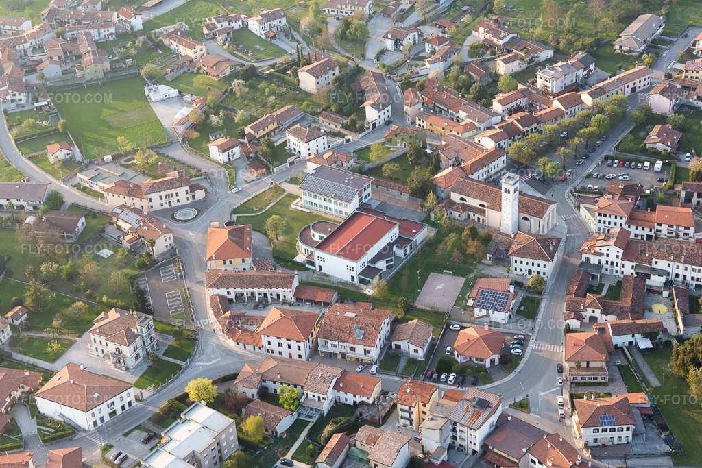 Aerial view: View of the town in Fanna in the state Friuli Venezia Giulia, Italy. – Photo: IMG_098935.jpg taken on 04/08/2017 by Werner Riehm/FLY-FOTO.com – Resolution of the original: 5472 x 3648 px