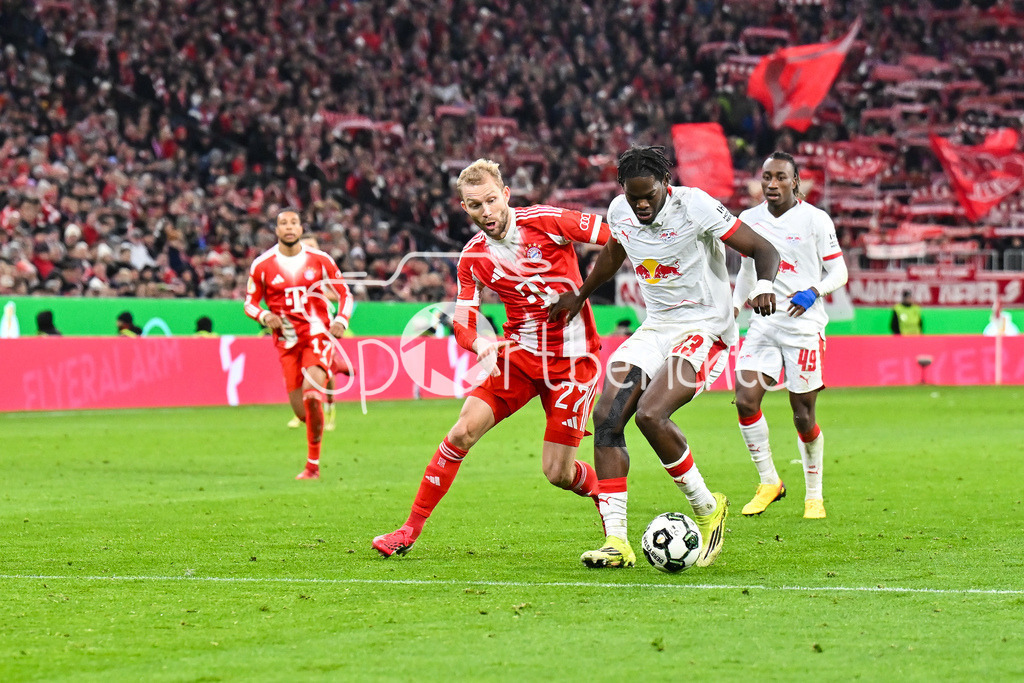 FC Bayern München - RB Leipzig | MUNICH, GERMANY - 11. FEBRUARY: im Duell Konrad LAIMER (FC Bayern Munich 27) und Castello LUKEBA (RB Leipzig 23) während dem Spiel zwischen dem FC Bayern München und RB Leipzig beim Viertelfinale des DFB-Pokales in der Allianz Arena