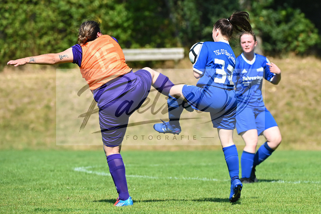 VFBGRE20200816_0043 | Fussball, Frauen:   bei dem Testspiel zwischen VfB Schinkel und TSG 07 Burg Gretesch IV auf der Sportanlage am Zuschlag am 16.08.2020 in Osnabrueck, Deutschland. - Realisiert mit Pictrs.com