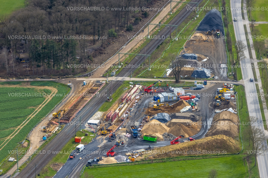 Rees230300759Betuwe | Luftbild, Ausbau der Betuwe Linie zwischen Ruhrgebiet und den Niederlanden im Bereich Rees Haldern zur dreigleisigen Bahnstrecke, , alle beschrankten Bahnübergänge werden entfallen oder durch Über- oder Unterführungen ersetzt werden. Vor allem ist die Ausbaumaßnahme für die Bahn mit der Verpflichtung verbunden, nunmehr Lärmschutz für die betroffenen Menschen zu gewähren. Stockum, Rees-Haldern, Niederrhein, Ruhrgebiet, Nordrhein-Westfalen, Deutschland