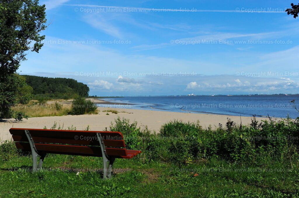 Krautsand_ELS_598969321 | Kehdingen - Aufnahmedatum: 31.08.2010, Aufnahmehöhe:  m, Koordinaten:  - , Bildgröße: 4256 x  2832 Pixel - Copyright 2010 by Martin Elsen, Kontakt: Tel.: +49 157 74581206, E-Mail: info@schoenes-foto.deSchlagwörter: Elbe, Krautsand,Drochtersen,Deich,Leuchtturm,Tidenkieker, - Realisiert mit Pictrs.com