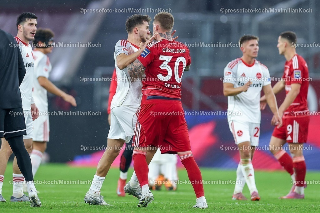 F9503102501343 | 03.10.2025, Fußball, Fortuna Düsseldorf - 1.FC Nürnberg, 2. Fußball Bundesliga, Merkur Spiel-Arena, Saison 2025 2026: Tummult Handgemenge auf dem Spielfeld nach Abpfiff zum Ende des Spiels. Spielende. Florian Flick (1FC Nuernberg #06) verwickelt in einer Schubserei mit Jordy de Wijs (Fortuna Düsseldorf #30)  DFB regulations prohibit any use of photographs as image sequences and or quasi-video.