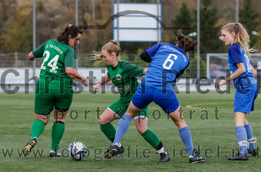 2023-11-19_024_FC_Langengeisling_gegen_FC_Forstern_II | Erding, Deutschland, 19.11.2023:
Fußball, Bezirksoberliga 2023 / 2024, 12. Spieltag, FC Langengeisling gegen FC Forstern II, Endergebnis: 3:0

Laura Schuhbauer (FC Forstern, #24), Rosa Knauer (FC Forstern, #4), Lisa Mayer (FC Langengeisling, #6), Lena Altmann (FC Langengeisling, #14)

Foto: Christian Riedel / fotografie-riedel.net