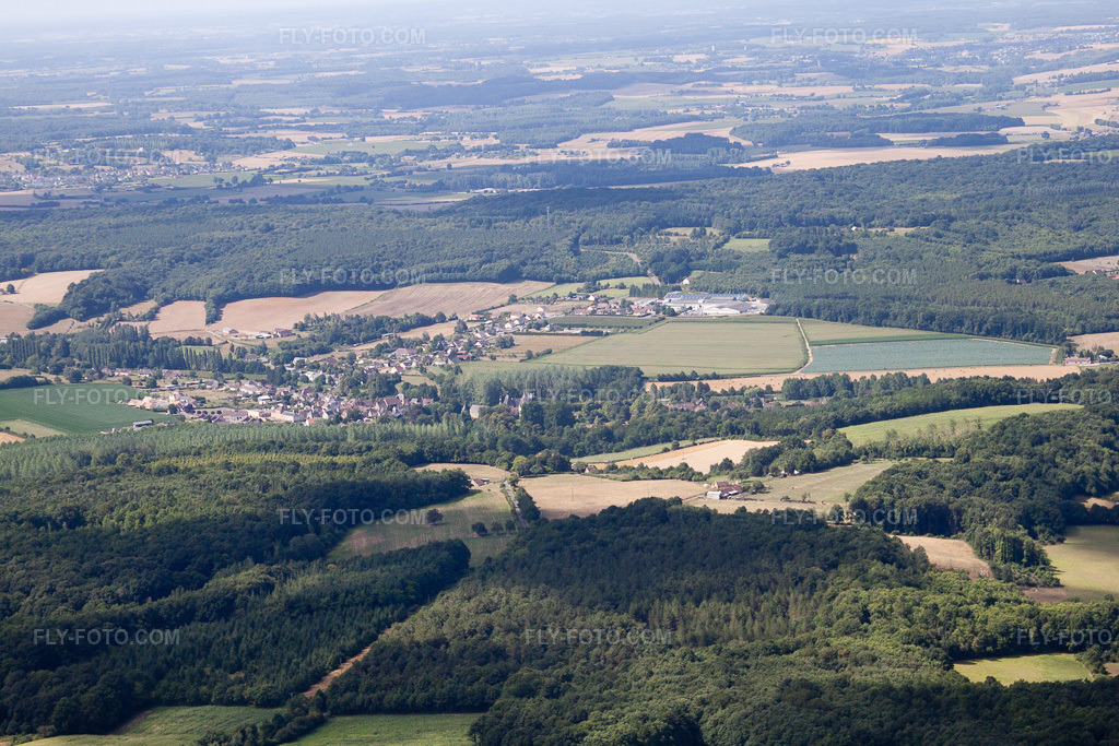 Aerial view: View of the town in Lavaré in the state Sarthe, France. – Photo: IMG_19984.jpg taken on 07/30/2009 by Werner Riehm/FLY-FOTO.com – Resolution of the original: 4752 x 3168 px