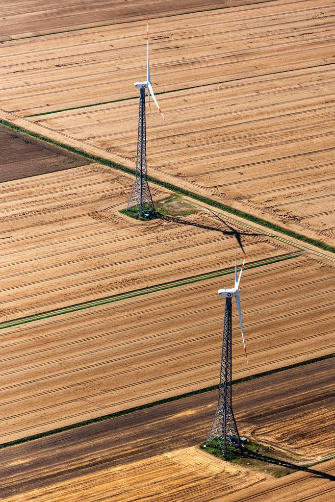 dr__0038704.jpg | NEUENBROOK 23.07.2019 Windenergieanlagen ( WEA ) - Windrad- auf einem Feld in Neuenbrook im Bundesland Schleswig-Holstein, Deutschland. // Wind turbine windmills on a field in Neuenbrook in the state Schleswig-Holstein, Germany. Foto: Daniel Reiter