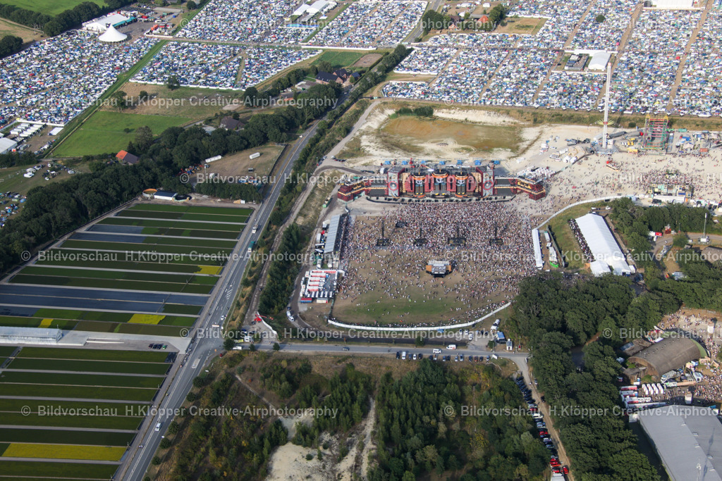 Weeze Parookaville 2022_ Creative_Airphotography H.Klöpper-6105 | Parookaville 2022 Weeze. Das größte Elektro Event Festival mit 220.000 Besucher. Zeltstadt - Realisiert mit Pictrs.com