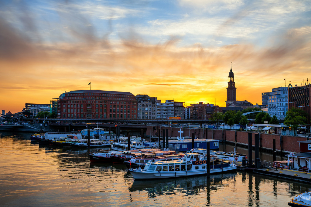 hamburg binnenhafen sonnenuntergang mit blick auf den michel bild auf leinwand acrylglas | Kaufen Sie Hamburg Bilder und Hamburg Fotos auf Leinwand, Acrylglas, Alu-Dibond, oder als Poster in Hamburgs großer Onlinegalerie. Elbphilharmonie Bilder, Hamburger Hafen, Speicherstadt, Alster und viel mehr.
