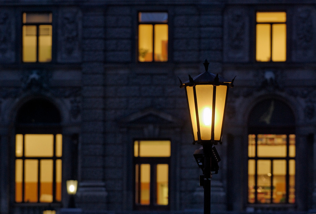 Laterne und beleuchtete Fenster | Wien, Austria - July 02, 2010: Laterne und beleuchtete Fenster. - Realisiert mit Pictrs.com