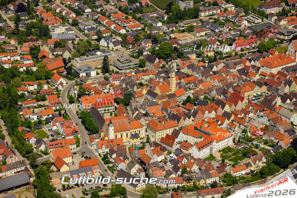 Das Luftbild zeigt Altstadt Mindelheim - Die Luftaufnahme wurde 2023 vom UL-Flugzeug aus erstellt ( keine Drohne ) - Hochauflösende Luftaufnahme - Für grossformatige Ausdrucke geeignet. Die Geschenkidee !Mit Lizenz und Bildrechte bestellbar
