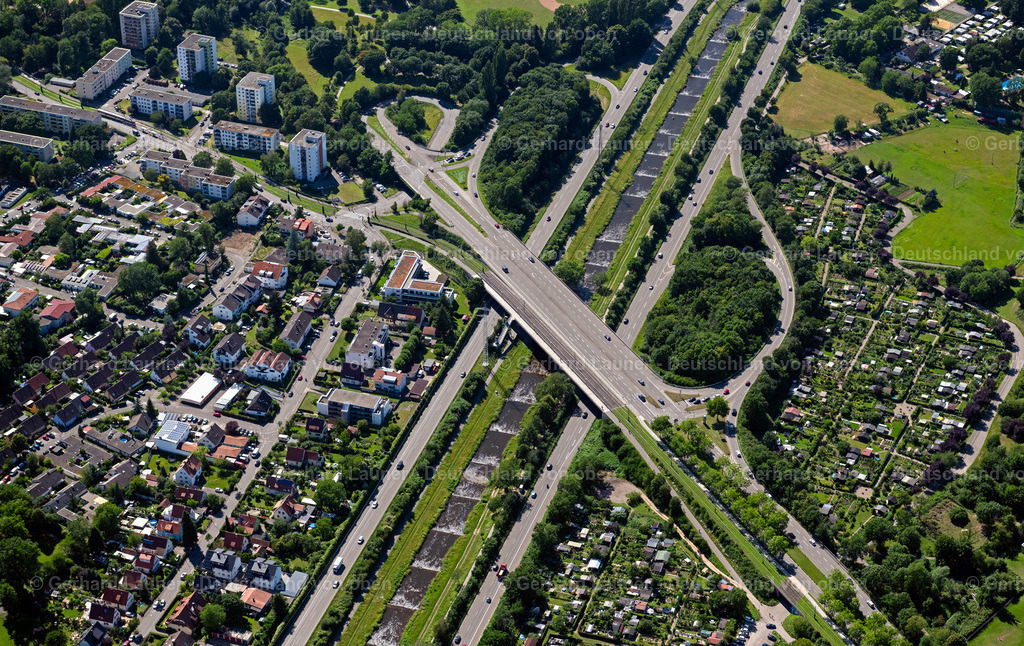 4033685 | FREIBURG IM BREISGAU 30.06.2020 Fluss - Brückenbauwerk " Berliner Brücke " über die Dreisam an der Berliner Allee im Ortsteil Weingarten in Freiburg im Breisgau im Bundesland Baden-Württemberg, Deutschland. // River - bridge construction " Berliner Brucke " over the Dreisam on the Berliner Allee in the district of Weingarten in Freiburg im Breisgau in the state Baden-Wurttemberg, Germany. Foto: Gerhard Launer