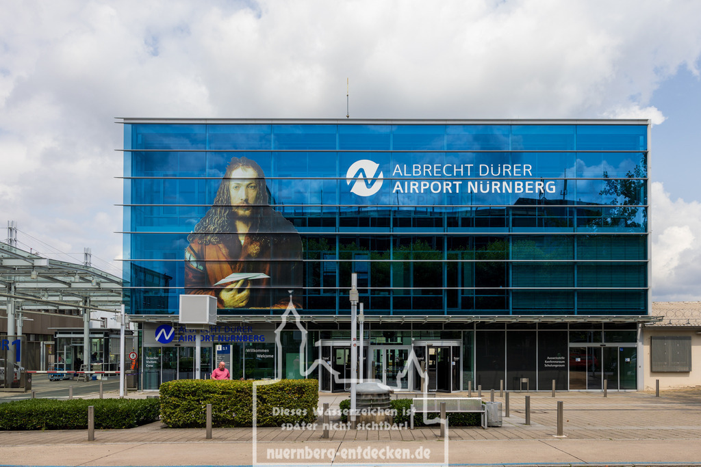 Vorstellung neuer Flugfeldlöschfahrzeuge und Simulator am Flughafen Nürnberg. | Der Albrecht Dürer Airport Nürnberg setzt auf neueste Technik und hat seine Flugfeldlöschfahrzeuge durch drei fabrikneue Panther 6x6 des Herstellers Rosenbauer ersetzt. Die Flughafenfeuerwehr trainiert den Umgang mit den Spezialfahrzeugen in einem eigens dafür angefertigten Simulator. - Realisiert mit Pictrs.com