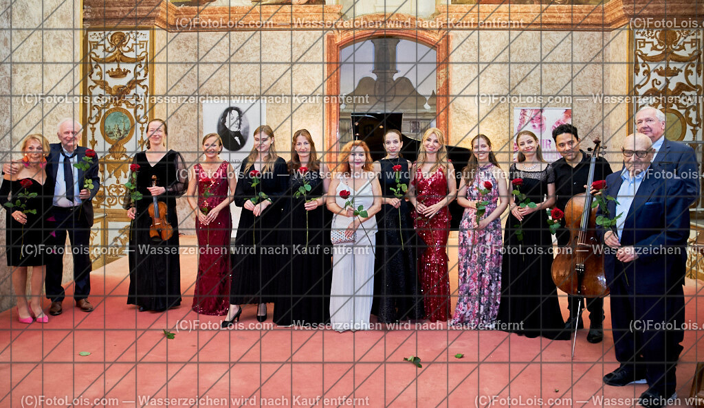 ALS7950_XXXX-Chopin-Festival_Rose fuer die Kuenstler | (C)FotoLois.com, Alois Spandl. XXXX. Chopin-Festival in der Kartause Gaming, 'NOCTURNO' - nächtliches Konzert bei Kerzenlicht in der Barockbibliothek, Sa 17. August 2024.