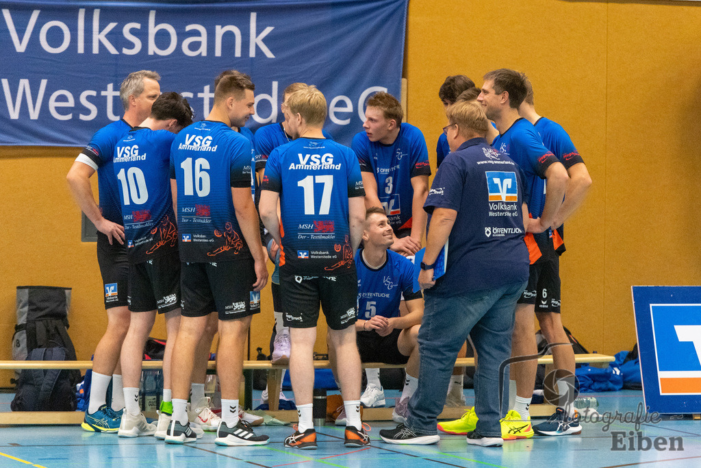VSG Ammerland-TV Baden | Volleyball-Regionalliga; VSG Ammerland (blau)-TV Baden (weiß) am 19.10.2024; in Bad Zwischenahn (Sporthalle Schullerstraße), Photo: Philip Eiben 2024 - Realisiert mit Pictrs.com