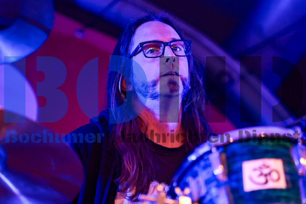 Bochum total 2024 - Die Feuersteins  {date} -  | {headline}(Foto: Sebastian Sendlak / BOND) - Realisiert mit Pictrs.com