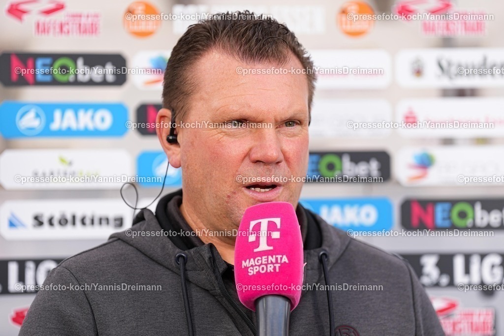 xYDRy18102501017 | 18.10.2025, xydrx, Fußball, 3.Liga, Rot-Weiss Essen - FC Viktoria Köln, Saison 2025 2026, Stadion an der Hafenstraße:  Uwe Koschinat (Cheftrainer Rot-Weiss Essen)  DFB regulations prohibit any use of photographs as image sequences and or quasi-video.