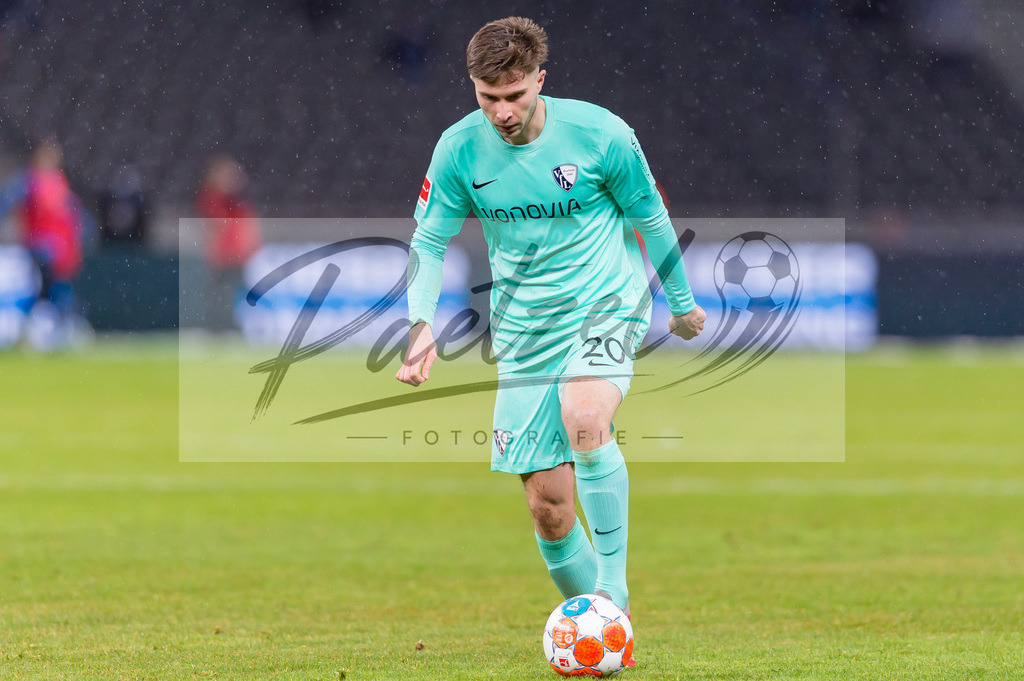 HERBOC20220204_267 | Fussball, Herren: Elvis Rexhbecaj (VfL Bochum) in Aktion, am Ball, Einzelaktion bei dem Spiel der 1. Bundesliga zwischen Hertha BSC und VfL Bochum im Olypiastadion am 04.02.2022 in Berlin, Deutschland.DFB / DFL REGULATIONS PROHIBIT ANY USE OF PHOTOGRAPHS AS IMAGE SEQUENCES AND/OR QUASI-VIDEO. - Realisiert mit Pictrs.com