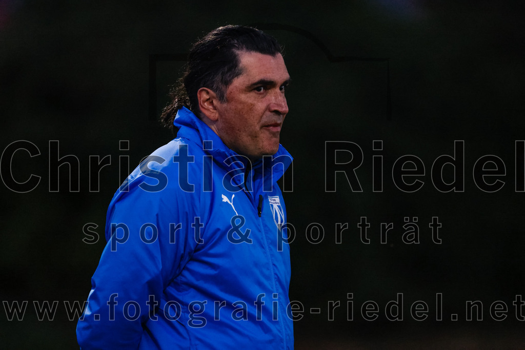 2023-08-01_030_FC_Finsing_gegen_SpVgg_Altenerding | Finsing, Deutschland, 01.08.2023:
Fußball, TOTO Pokal 2023 / 2024, 1. Spieltag, FC Finsing gegen SpVgg Altenerding, Endergebnis: 0:5

Trainer Pedro Flores-Locke (SpVgg Altenerding)

Foto: Christian Riedel / fotografie-riedel.net