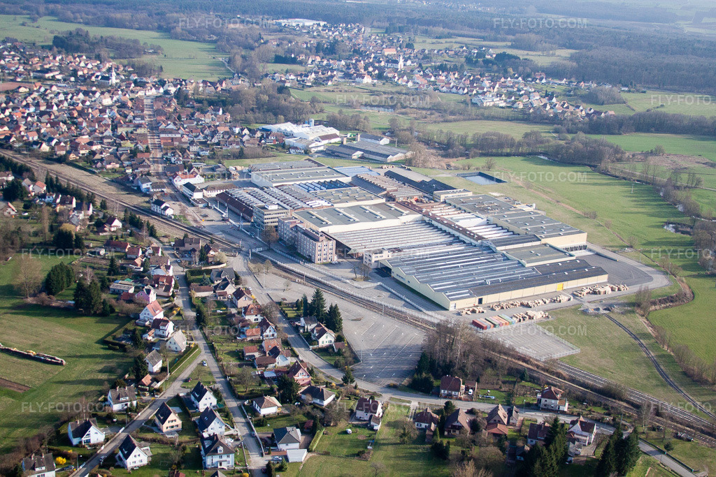 Aerial view: View of the town with stove manufacturer De Dietrich Thermique in the foreground. in Mertzwiller in the state Bas-Rhin, France. – Photo: IMG_38687.jpg taken on 03/20/2011 by Werner Riehm/FLY-FOTO.com – Resolution of the original: 4752 x 3168 px