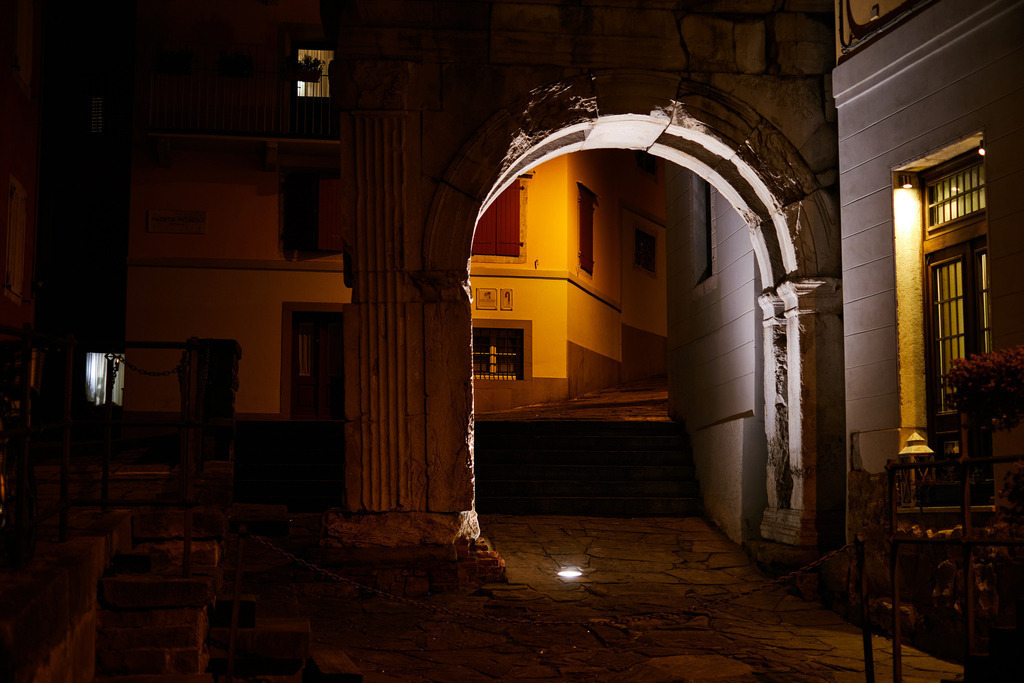 Arco di Riccardo in der Nacht | Triest, Austria - March 10, 2022: Arco di Riccardo, Richardbogen, in der Nacht. - Realisiert mit Pictrs.com