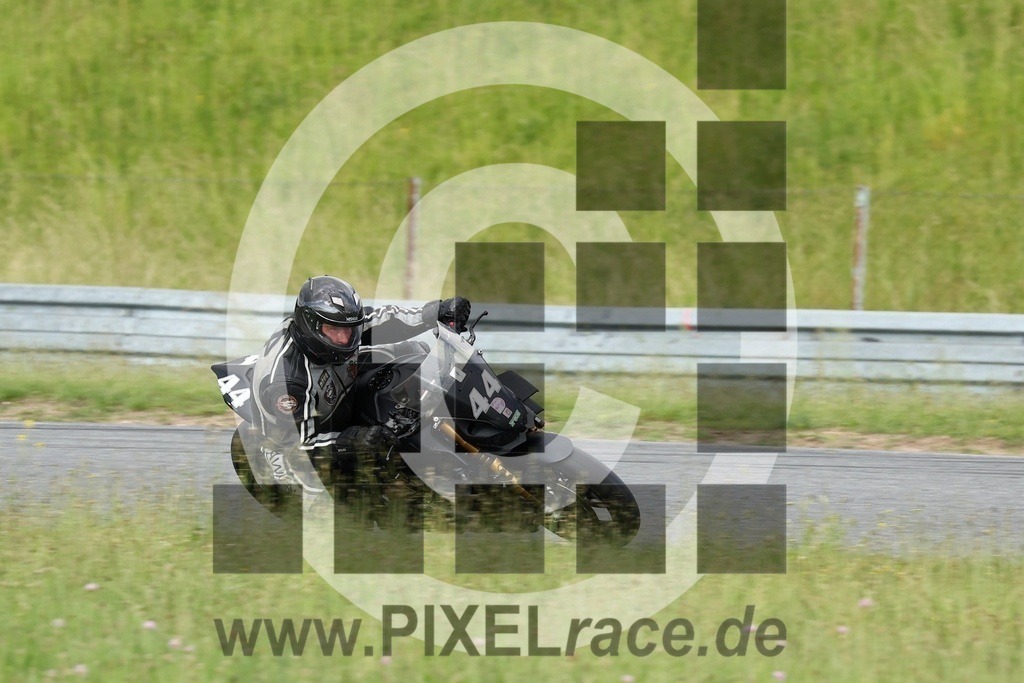 0044-20240604_36823 | Schöne Erinnerungen an spannende Momente - das festzuhalten ist unser Job. PIXELrace.de ist seit 2003 auf den Rennstrecken Europas unterwegs um die Action draußen beim Fahren und die wunderbare Stimmung imm Fahrerlager für euch einzufangen.