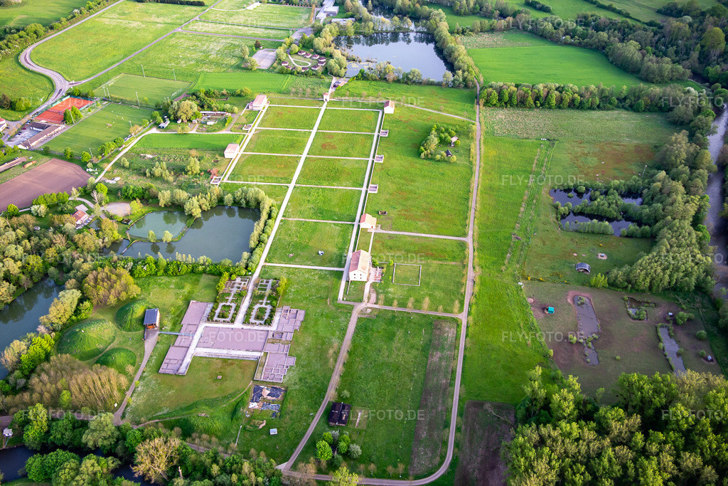 Luftbild: Europäischer Kulturpark Bliesbruck-Reinheim Informationszentrum mit Römische Taverne , Gallo-römische Villa von Reinheim und Keltischer Farm im Ortsteil Reinheim in Gersheim im Bundesland Saarland in Deutschland. Foto: IMG_140469.jpg vom 30.04.2024 durch Werner Riehm/FLY-FOTO.deAuflösung des Originals: 5472 x 3648 pxWWW.EUROPAEISCHER-KULTURPARK.DE