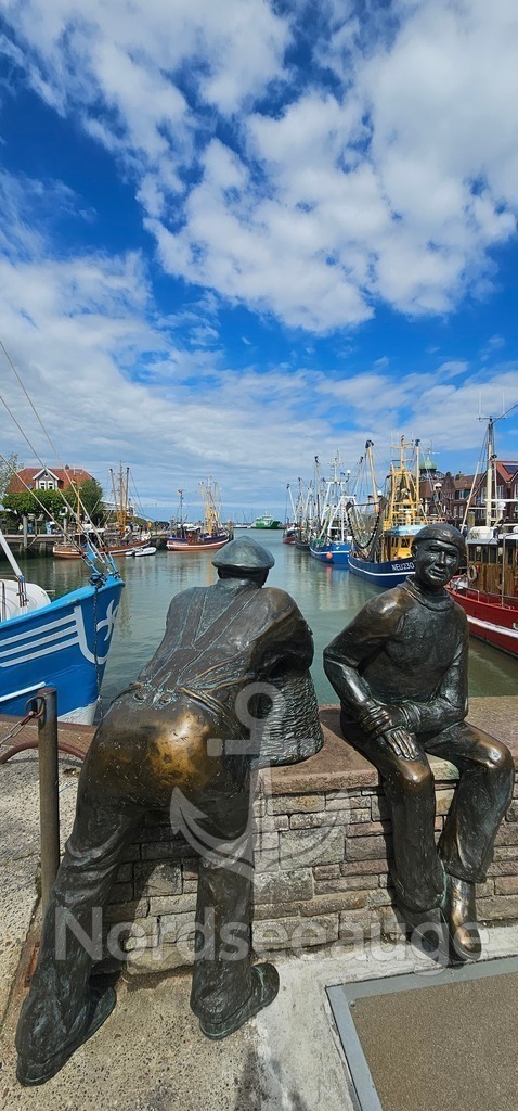 04.2ß26_Hafen-jungs | Nordseeauge zeigt ruhige Fotokunst von der Nordsee. Hochwertige Prints, Bilder und Motive mit Weite, Licht und Meer – für Zuhause oder als Geschenk. Robbycard-Nordsee Erlebnisse zum sammeln