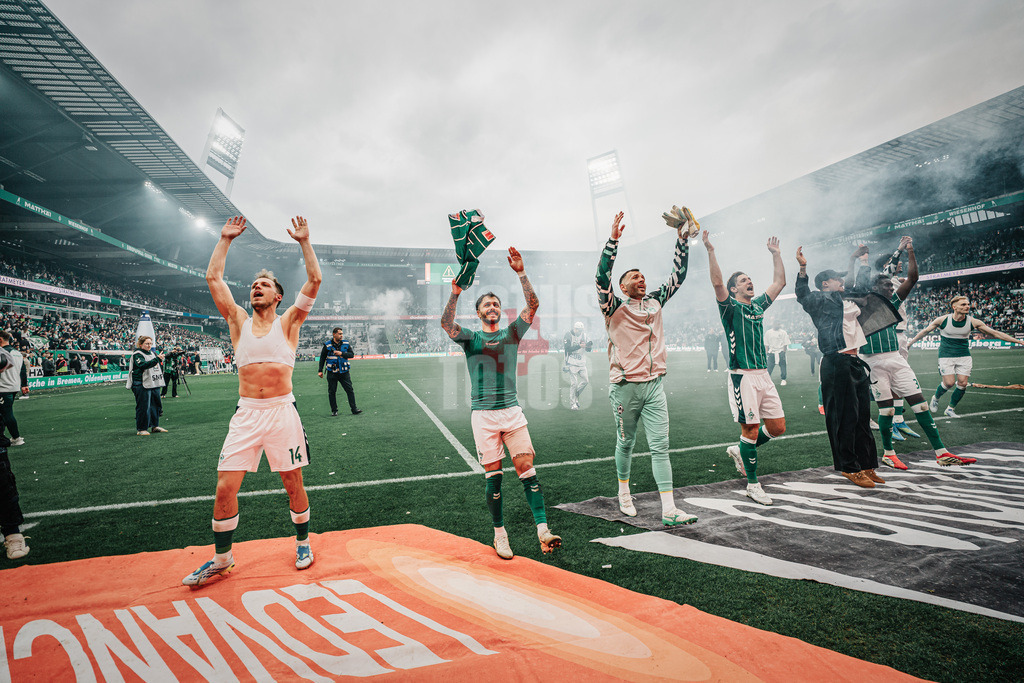 Fußball | Männer | Saison 2025/2026 | 1. Fußball-Bundesliga | 30. Spieltag | SV Werder Bremen vs. Hamburger SV | 18.04.2026 | Laola mit den Fans v.l. Senne Lynen (#14, SV Werder Bremen), Leonardo Bittencourt (#10, SV Werder Bremen)