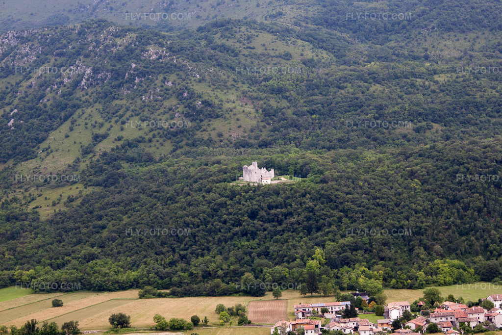 Aerial view: View of the town in Toppo in the state Friuli Venezia Giulia, Italy. – Photo: IMG_50480.jpg taken on 06/09/2012 by Werner Riehm/FLY-FOTO.com – Resolution of the original: 4752 x 3168 px