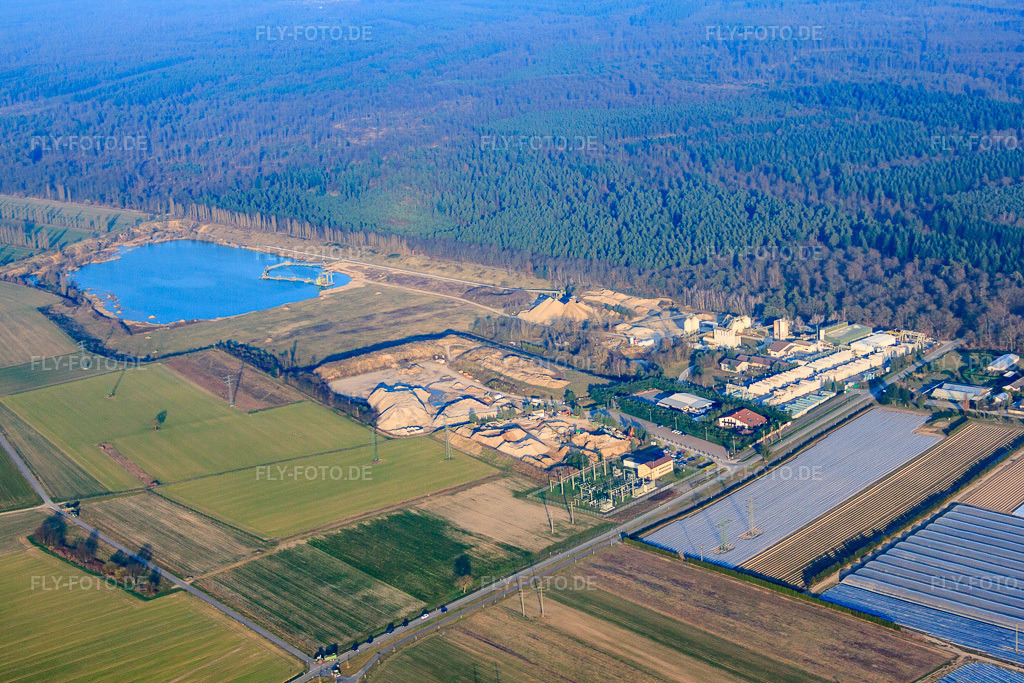 Luftbild: Gewerbegebiet Malscher Straße mit BRZ Durmersheim GmbH (Entsorgung & Bauschuttrecyling, Schüttgüter) und H+H Kalksandstein GmbH - Werk Durmersheim an der Kiesgrube am Hardtwald in Durmersheim im Bundesland Baden-Württemberg in Deutschland. – Foto: IMG_62642.jpg vom 07.03.2014 durch Werner Riehm/FLY-FOTO.de – Auflösung des Originals: 4752 x 3168 px – BRZ Recyling – H+H Deutschland GmbH - Ihr Partner für Porenbeton & Kalksandstein