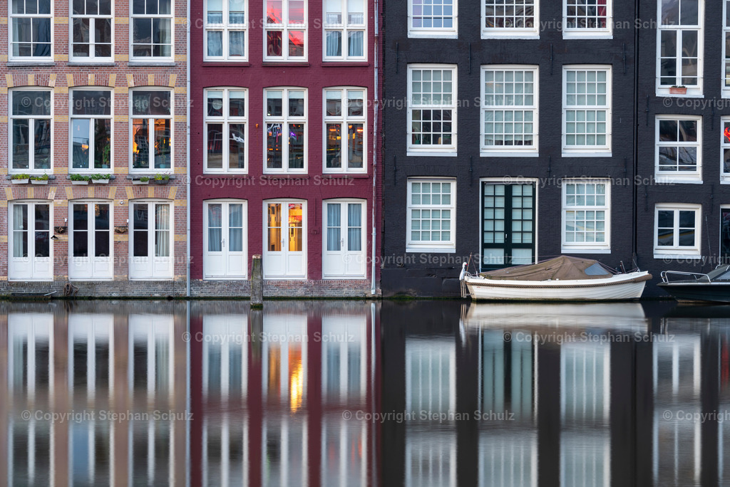 Amsterdam | Typische Amsterdam-Häuser mit Reflexionen im Damrak-Kanal, Amsterdam, Noord-Holland, Niederlande - Realisiert mit Pictrs.com