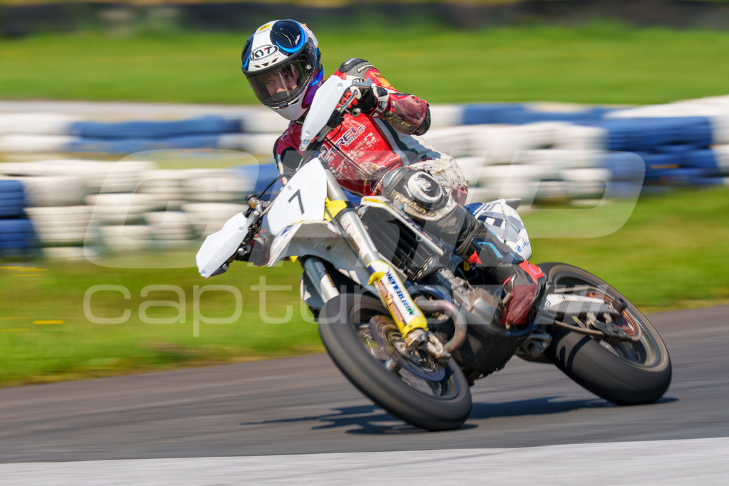 G-Cup + Supermoto Staatsmeisterschaft + Hungarian Supermoto Championship | GRIPcapture steht für authentische Sportfotografie in Österreich – für Momente, die mehr sind als Geschwindigkeit oder Ergebnis. Es geht um Emotion, Spannung, Fokus und den Augenblick, der oft nur einen Wimpernschlag dauert.Ob Motorsport, Teamsport oder 