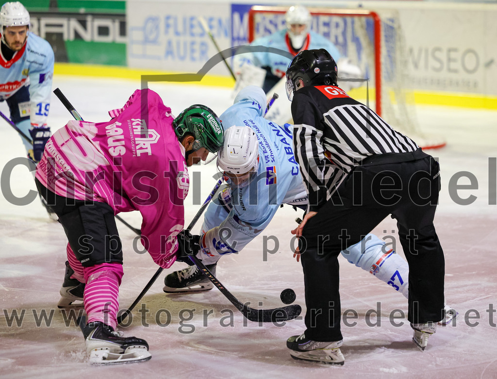 2025-10-05_083_TSV_Erding_gegen_Heilbronner_Falken | Erding, Deutschland, 05.10.2025:Eishockey, Oberliga Süd 2025 / 2026, 6. Spieltag, TSV Erding gegen Heilbronner Falken, Endergebnis: 3:1Lukas Gaus (Erding Gladiators, #23), Frederik Cabana (Heilbronner Falken, #37)Foto: Christian Riedel / fotografie-riedel.net
