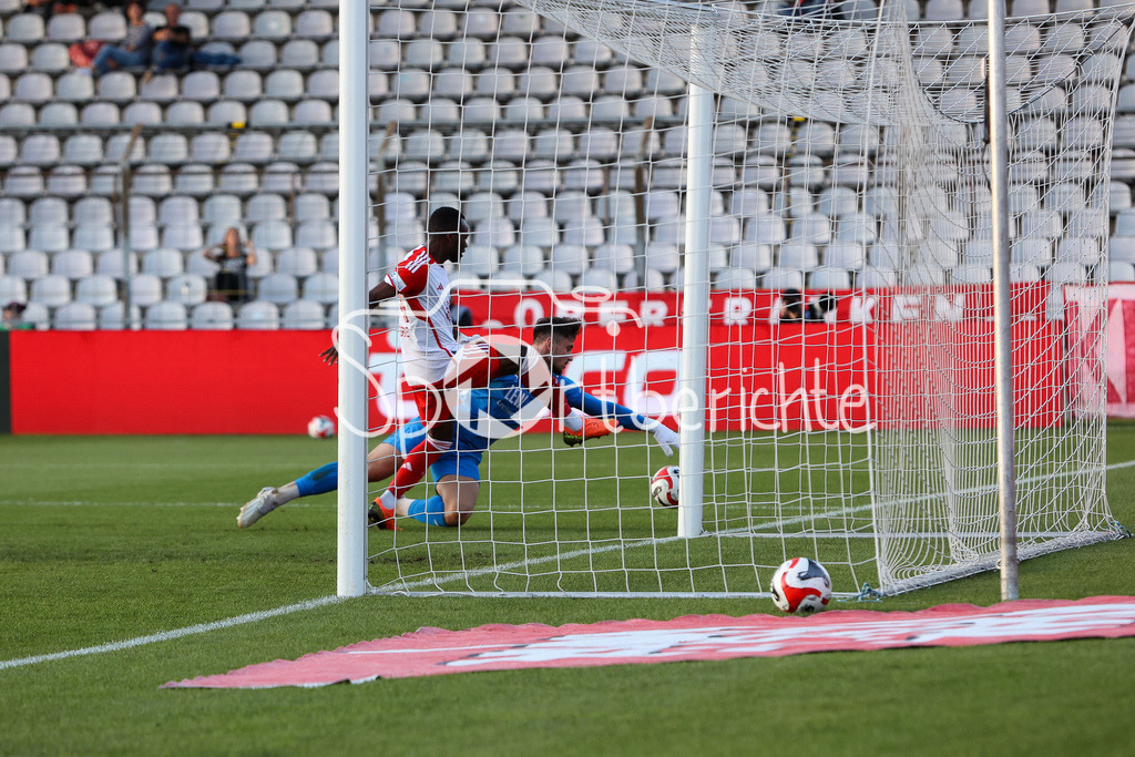 FC Bayern Amateure - FC Memmingen | Desire SEGBE AZANKPO (FCB #34) bringt den Ball in dieser Szene nicht an Dominik DEWEIN (FCM #12) vorbei
