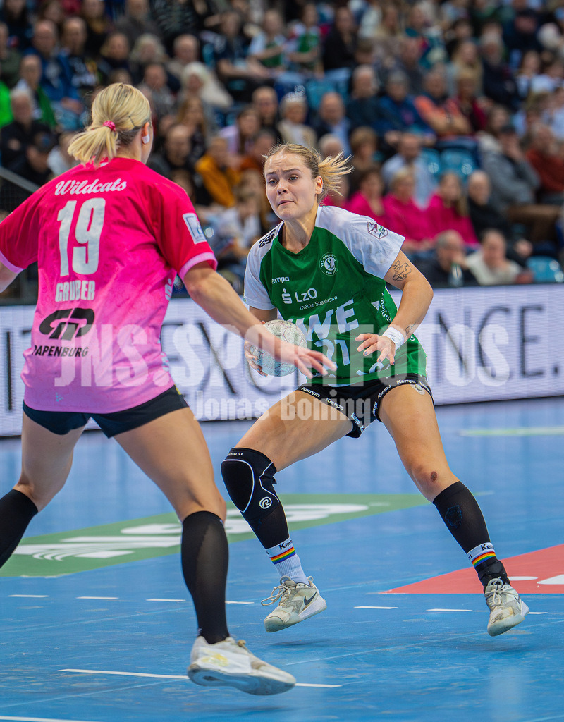 Handball I Frauen I Saison 2025-2026 I 1. HBF I 15. Spieltag I VFL Oldenburg - SV Union Halle-Neustadt 0047 | Joanna Granicka (21, VfL Oldenburg) gegen Lea Gruber (19, SV Union Halle-Neustadt) - Realisiert mit Pictrs.com