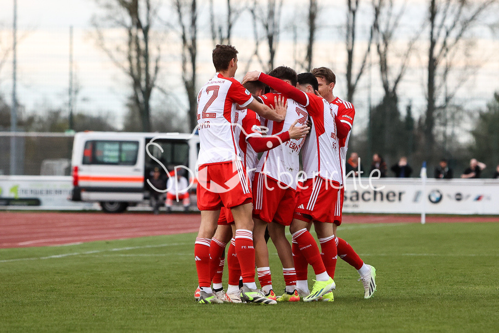 FV Illertissen - FC Bayern Amateure | Jubel der Bayern Amateure nach dem Treffer zum 0-1 durch Timo KERN (FCB #10) / Freude / Happy / Torschuetze / Tor