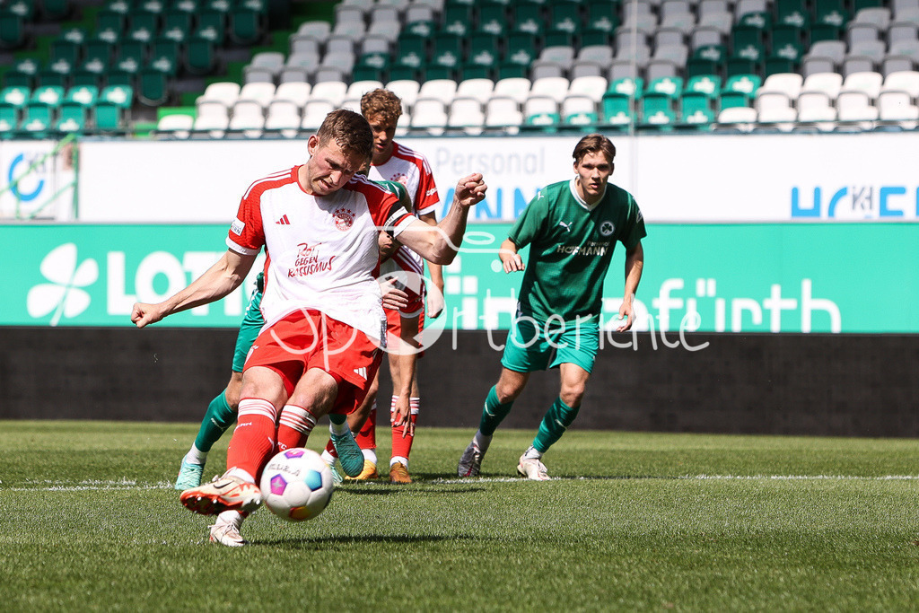 SpVgg Greuther Fürth II - FC Bayern Amateure | Tritt zum Elfmeter an - Timo KERN (FCB #10) und verwandelt diesen zum 1-1 Ausgleich