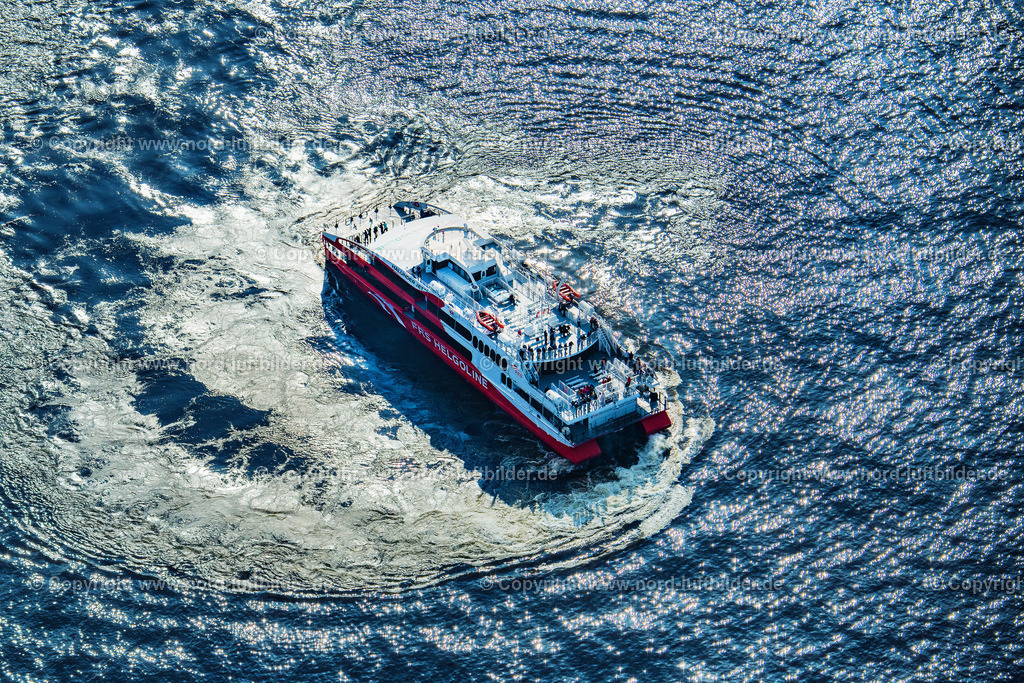 Hamburg_Halunder_Jet_Vor_Den_Landungsbrücken_ELS_4906260422 | HAMBURG 26.04.2022 Fahrt eines Fähr- Schiffes " Katamaran Halunder Jet der FRS Reederei" in Hamburg vor den Landungsbrücken im Bundesland Niedersachsen, Deutschland. // Travel of a ferry ship "Katamaran Halunder Jet der FRS Reederei" in Hamburg in front of the Landungsbruecken in the state Lower Saxony, Germany. Foto: Martin Elsen