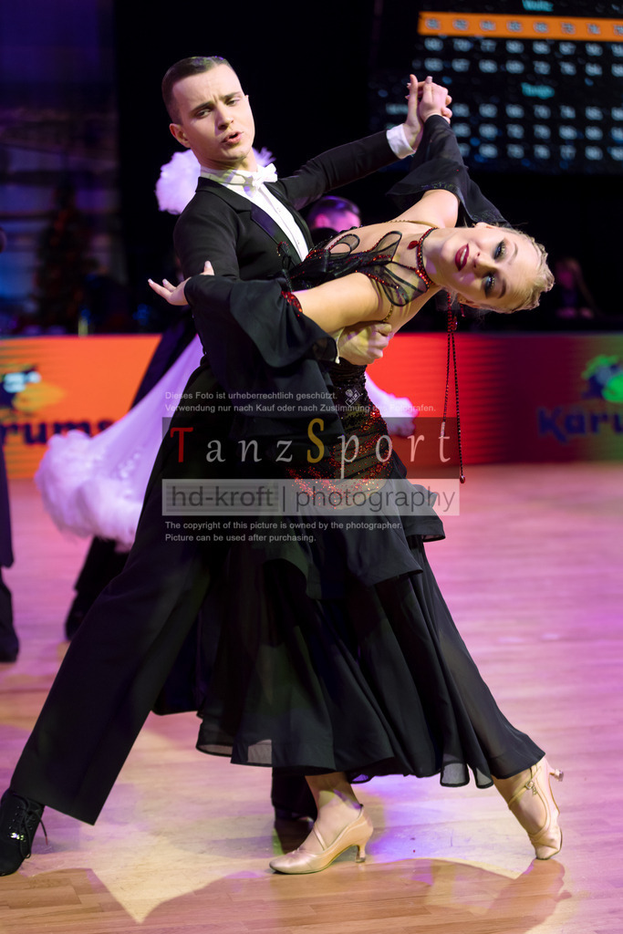 20241215_WDSF_Int_Open_Std-Riga-8638 | Tanzsportbilder, Standardtanz, Lateintanz, WDSF, DTV, LTVB, dancecomp, goc, hessen tanzt, blaues band der spree, walzer, tango, wiener walzer, slowfox, quickstepp, samba, rumba, cha-cha-cha, paso doble. jive, hd-kroft photography, turniertanzsport