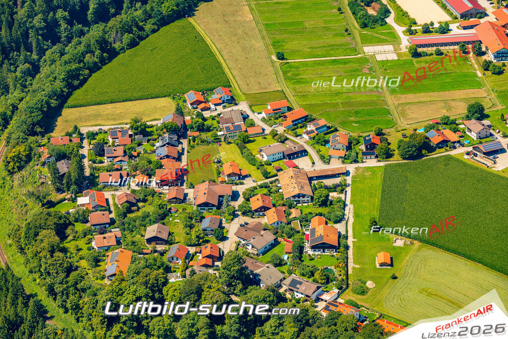 Luftaufnahme von Unterdarching Valley Bild- Das Luftbild wurde 2025 vom UL-Flugzeug heraus erstellt ( keine Drohne ) - Hochauflösende Luftaufnahme -Nicht vergleichbar mit Google Maps oder Satelittenbilder- Die Geschenkidee !Mit Lizenz und Bildrechte bestellbar