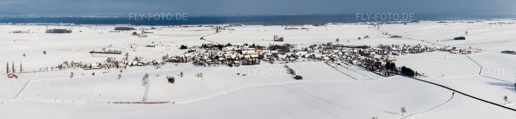 Luftbild: Winterlich schneebedeckte Panorama Perspektive landwirtschaftlichen Feldern und Nutzflächen in Oberlauterbach im Bundesland Bas-Rhin in Frankreich. Foto: IMG_36224-Bearbeitet.jpg vom 02.01.2011 durch Werner Riehm/FLY-FOTO.de – Auflösung des Originals: 12088 x 2797 px